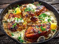 Рецепта Пикантно пилешко филе на тиган с кремообразен гъбен сос с бекон